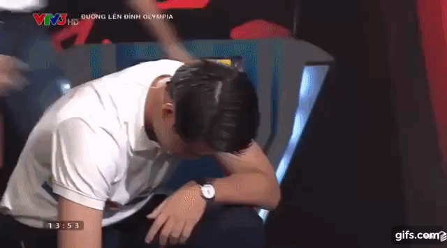 Thí sinh Olympia ngồi sụp xuống sân khấu bật khóc vì thua cuộc ở phút chót